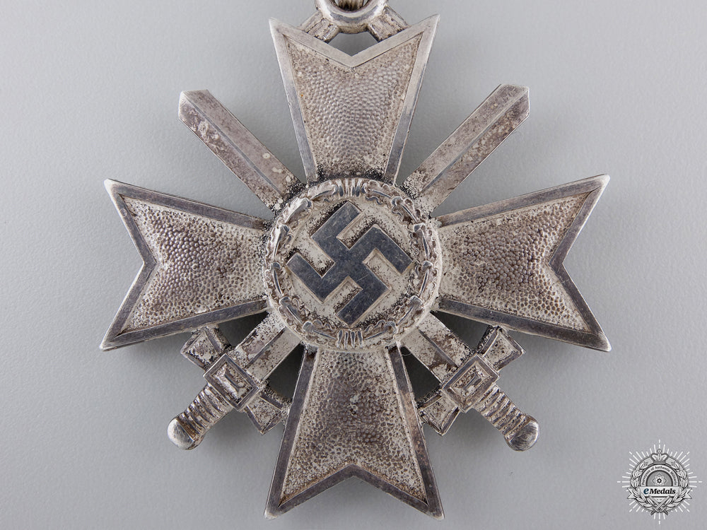 a_knight’s_cross_of_the_war_merit_cross_with_swords_by_deschler_img_03.jpg54fdb933f23c0