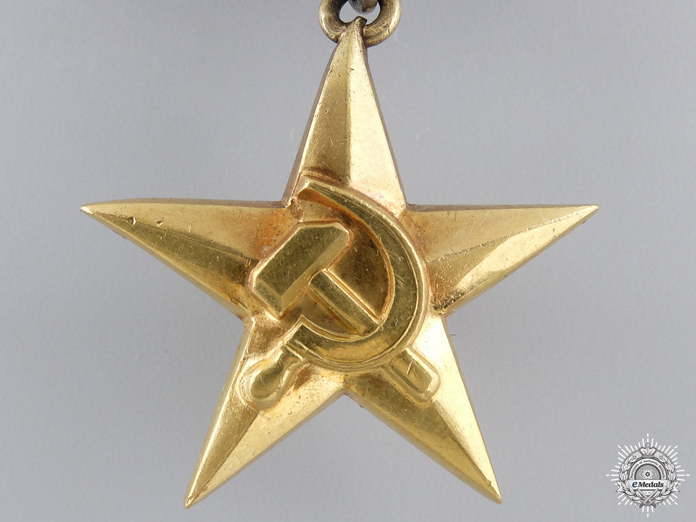 a_soviet_hero_of_socialist_labour;_female_recipient_img_03.jpg54d25776eda66