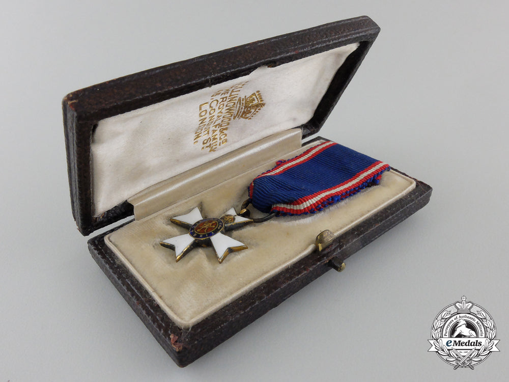 a_miniature_royal_victorian_order_with_collingwood&_co._case_img_03.jpg55ca493d4073b