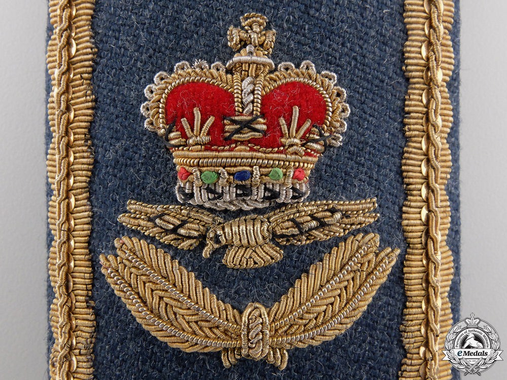a_qeii_rcaf_no.1_dress_for_officers_of_air_rank_shoulder_board_pair_img_03.jpg556dd00dd075c