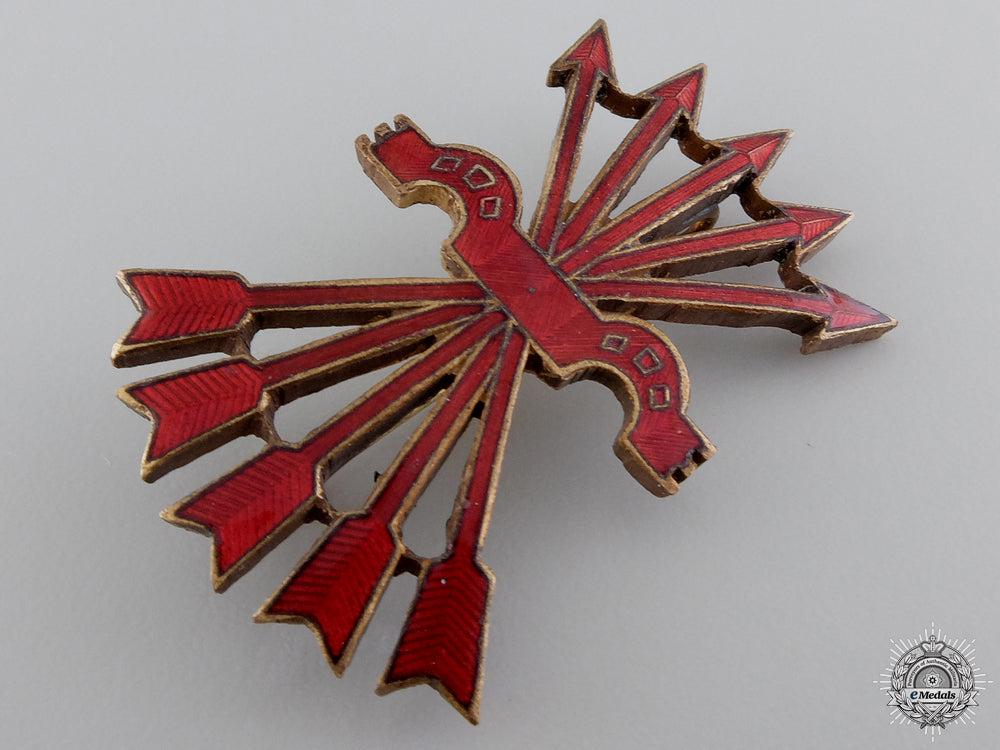 a_spanish_falange_officer’s_cap_badge_img_03.jpg547f2464bbfa9