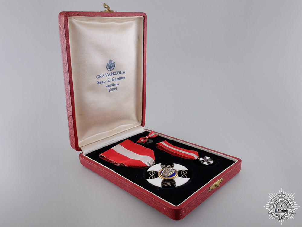 an_italian_order_of_the_crown_in_gold_with_case_img_03.jpg54b55672216d9