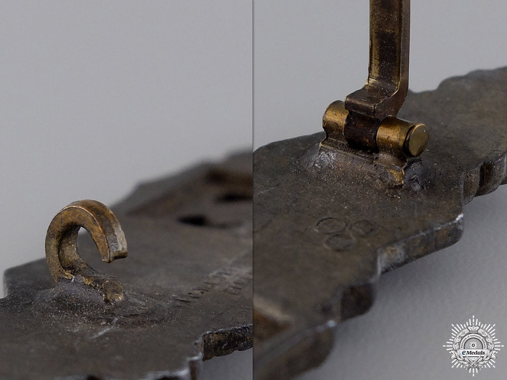 a_bronze_grade_close_combat_clasp_by_fec._w.e.peekhaus_img_04.jpg54afefe8c96c4