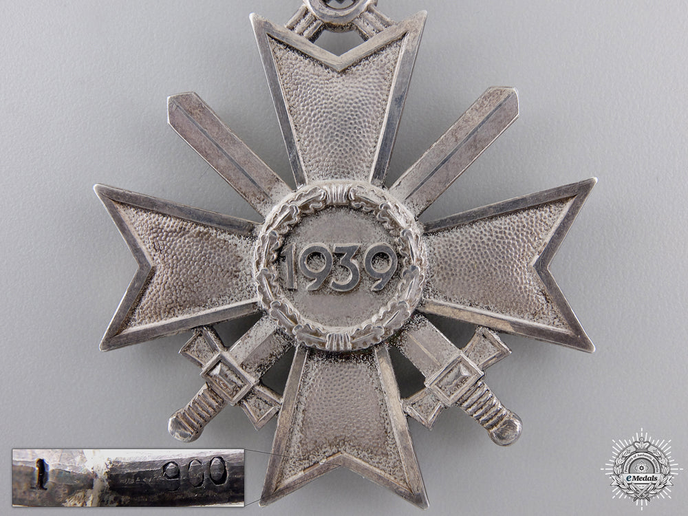 a_knight’s_cross_of_the_war_merit_cross_with_swords_by_deschler_img_05.jpg54fdb95332578