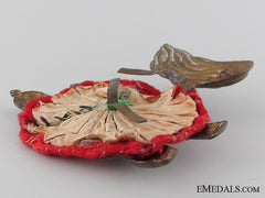 Wwii 26Th Artillery Division Pith Helmet Insignia