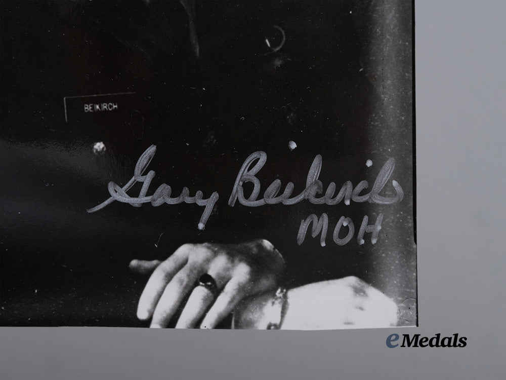 united_states._a_signed_photograph_of_congressional_medal_of_honor_recipient,1st_special_forces,_u_s_a_e_medals__w8675_4