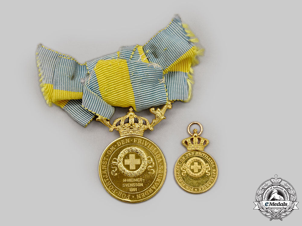 sweden,_kingdom._a_red_cross_merit_medal_for_voluntary_health_care_for_ladies,_i_class_gold_grade_l22_mnc0671_234_1