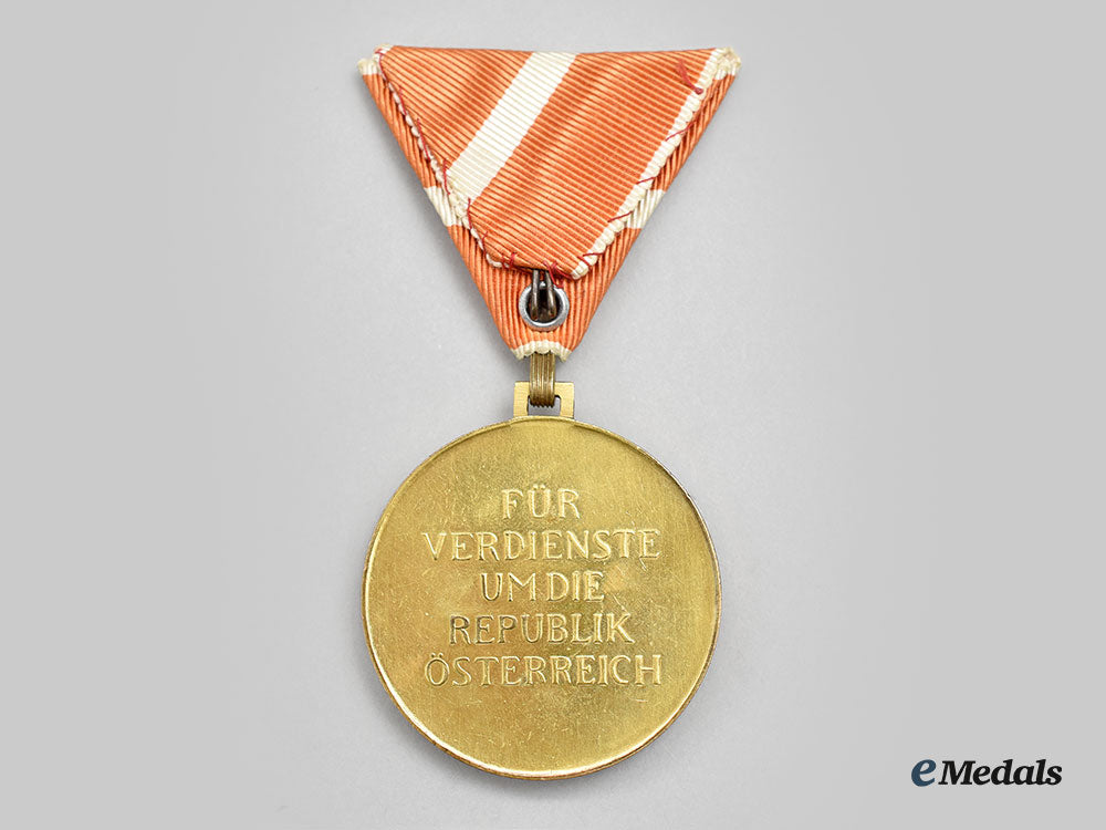 austria,_republic._a_decoration_of_honour_for_services_to_the_republic_of_austria,_large_gold_medal_l22_mnc0928_827_1