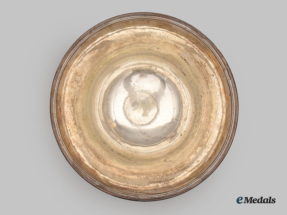 canada,_commonwealth._a_large_silver_decorative_bowl_to_mr&_mrs._russ_cornell,_by_georg_jensen_l22_mnc1959_582_1