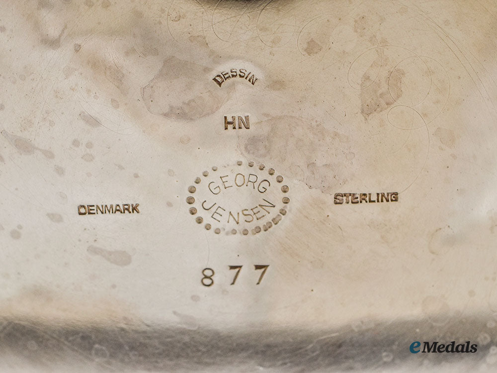 canada,_commonwealth._a_large_silver_decorative_bowl_to_mr&_mrs._russ_cornell,_by_georg_jensen_l22_mnc1961_584_1
