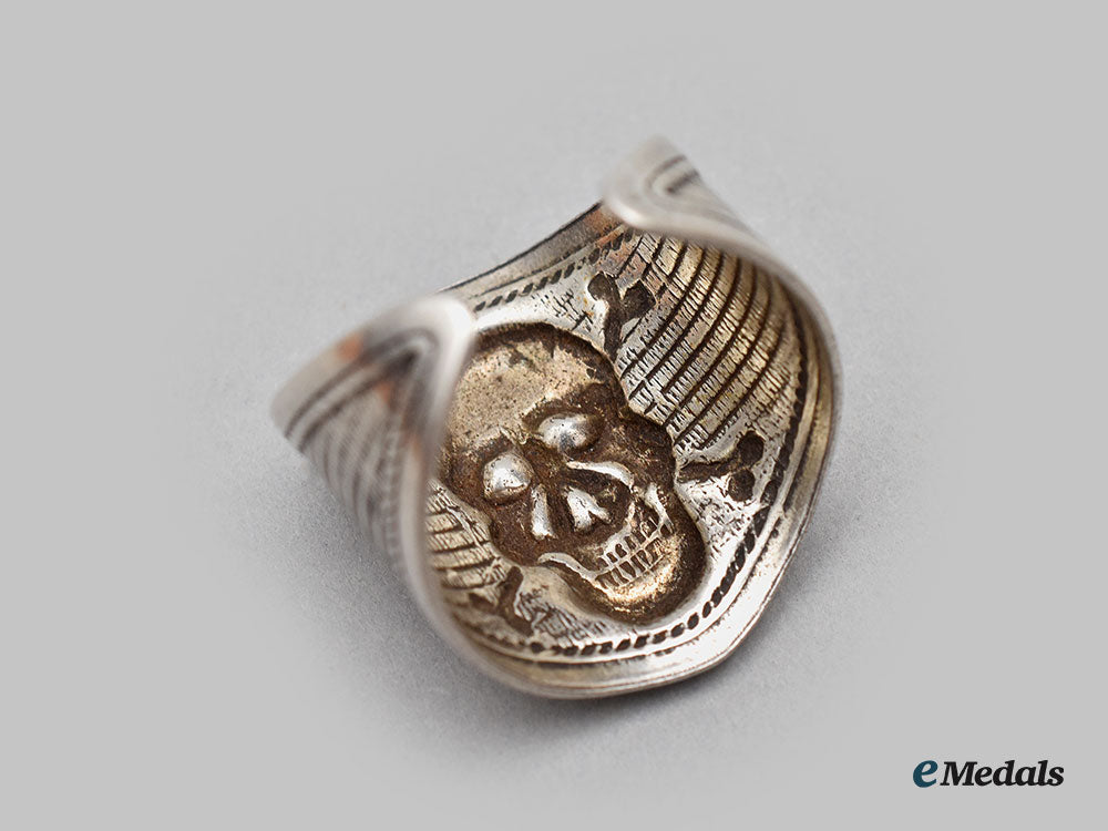 italy,_fascist_state._an_arditi_skull_ring&_a_black_brigade_skull_beret_badge_l22_mnc2595_849_1