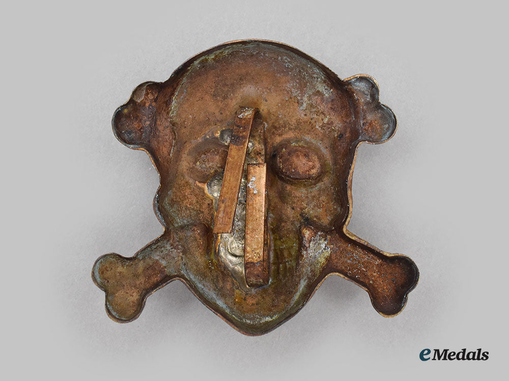 italy,_fascist_state._an_arditi_skull_ring&_a_black_brigade_skull_beret_badge_l22_mnc2598_850_1