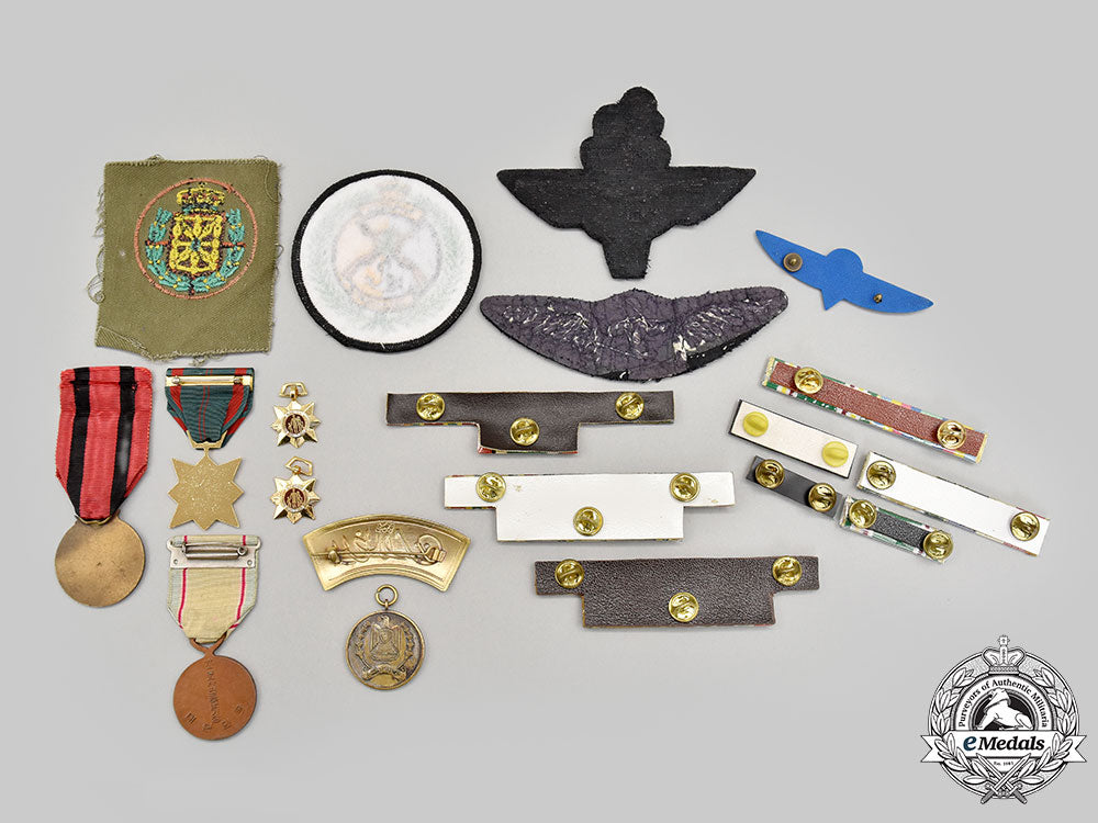 international._a_lot_of_twenty-_one_military-_themed_items_l22_mnc2643_335_1