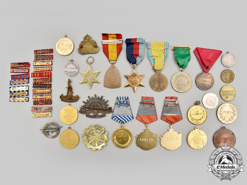 international._a_lot_of_forty-_six_military-_themed_items_l22_mnc2653_337_1