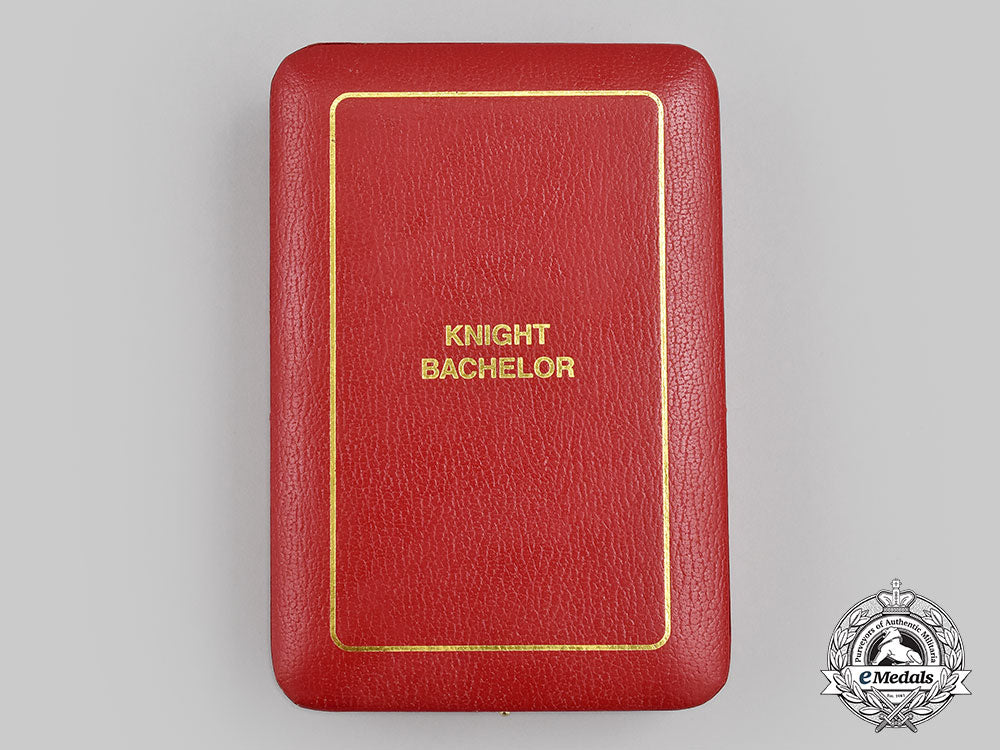 united_kingdom._a_knight_bachelor's_neck_badge(1973_to_date),_cased_l22_mnc2855_673