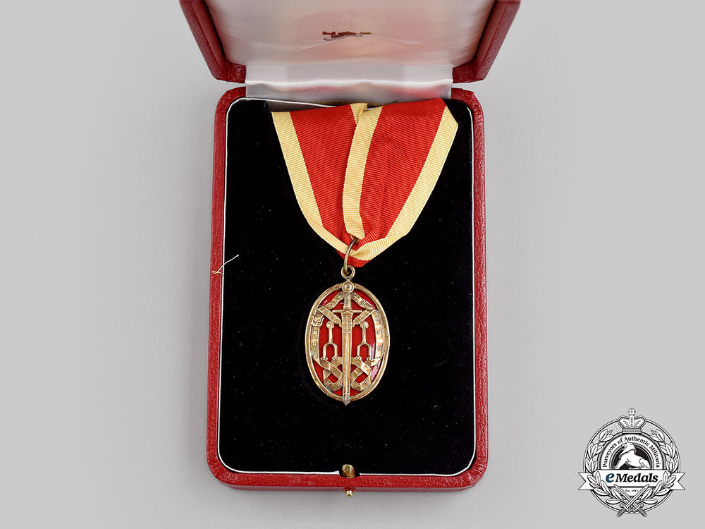 united_kingdom._a_knight_bachelor's_neck_badge(1973_to_date),_cased_l22_mnc2856_674