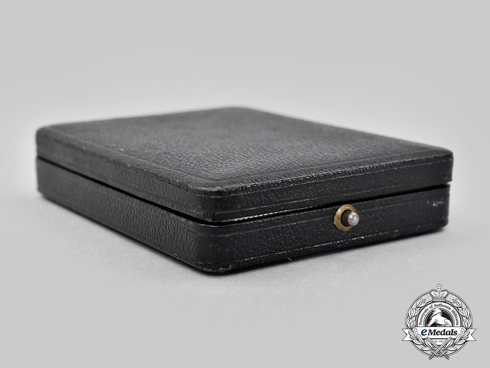 germany,_wehrmacht._a_rare_case_for_the_oak_leaves&_swords_to_the_knight’s_cross,_ribbon&_dietrich_maerz_certification_l22_mnc3237_693