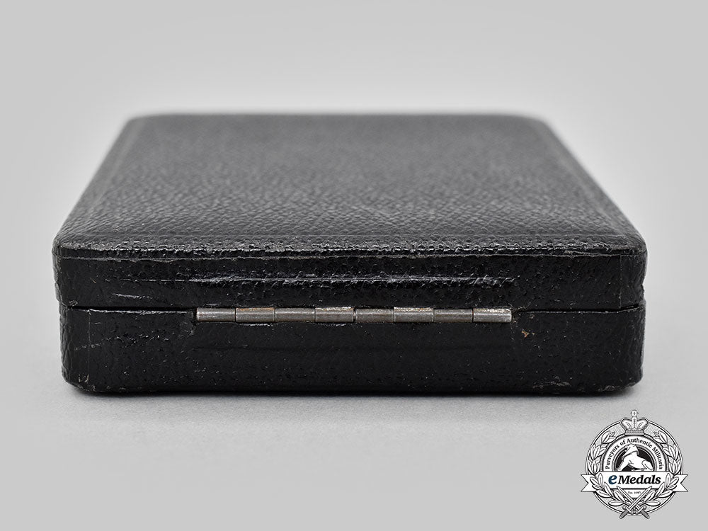 germany,_wehrmacht._a_rare_case_for_the_oak_leaves&_swords_to_the_knight’s_cross,_ribbon&_dietrich_maerz_certification_l22_mnc3238_694