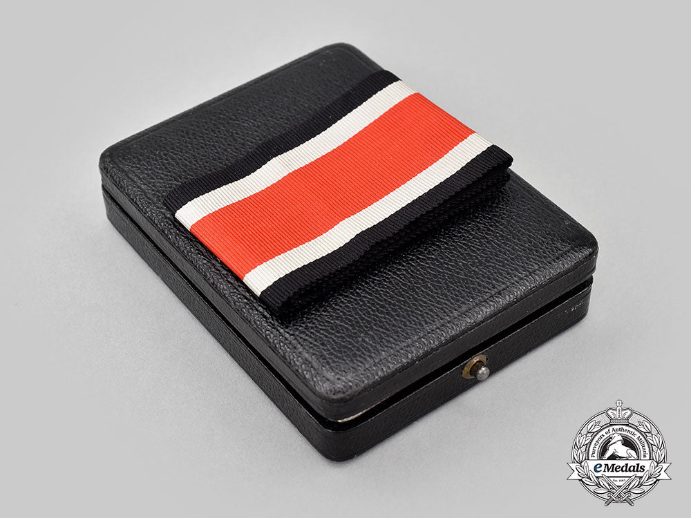 germany,_wehrmacht._a_rare_case_for_the_oak_leaves&_swords_to_the_knight’s_cross,_ribbon&_dietrich_maerz_certification_l22_mnc3239_695