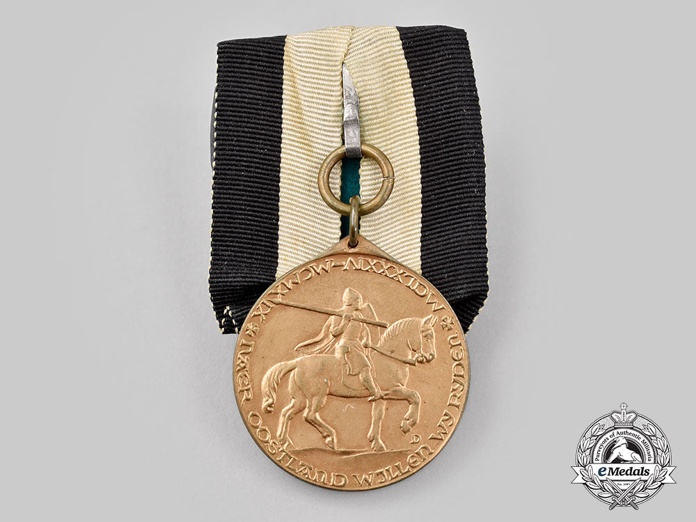 germany,_weimar_republic._a_medal_of_the_courland_soldiers_settlement_organization,_with_miniature_l22_mnc3936_194