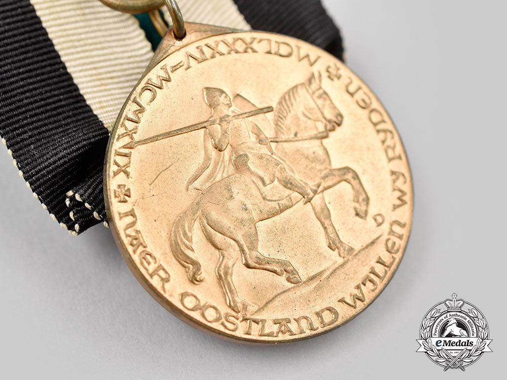 germany,_weimar_republic._a_medal_of_the_courland_soldiers_settlement_organization,_with_miniature_l22_mnc3938_195