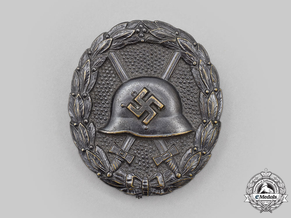 germany,_wehrmacht._a_silver_grade_wound_badge,_first_pattern_l22_mnc4114_004_1