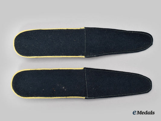 germany,_heer._a_set_of_mint_and_unissued_signals_enlisted_personnel_shoulder_straps_l22_mnc4305_313