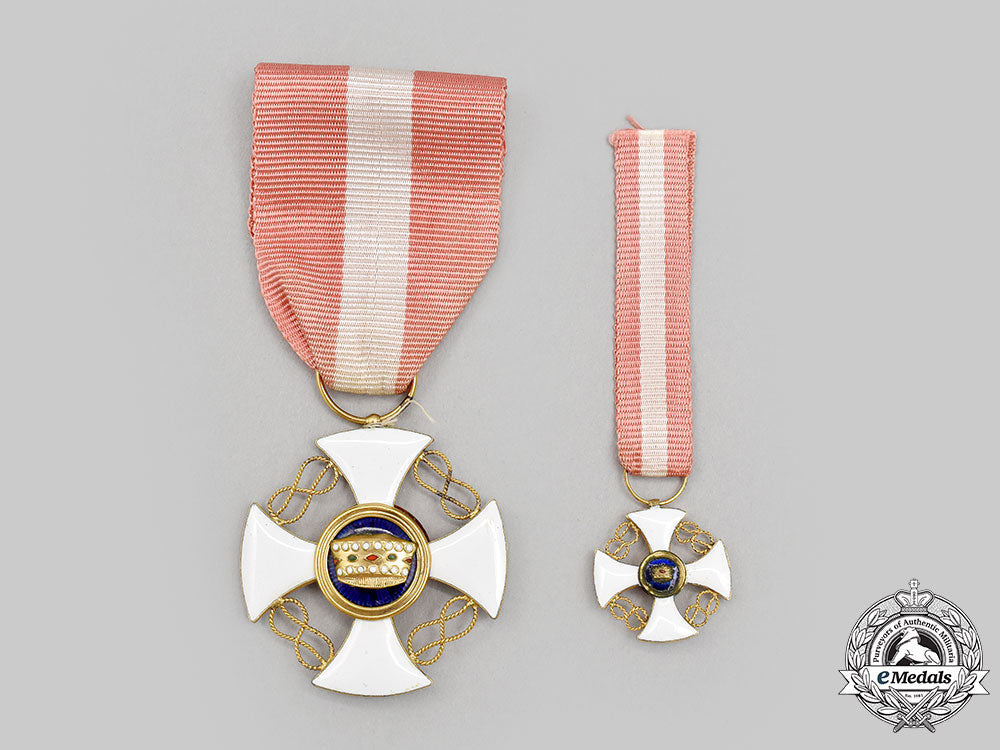 italy,_kingdom._an_order_of_the_crown_of_italy_in_gold,_v_class_knight_l22_mnc4612_180