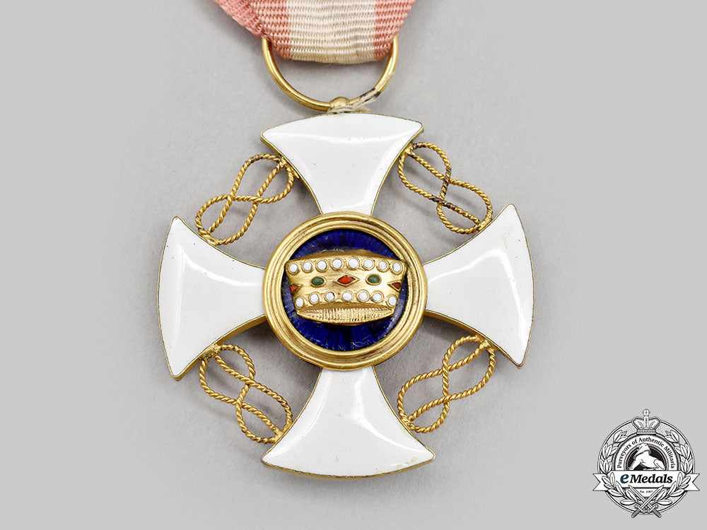 italy,_kingdom._an_order_of_the_crown_of_italy_in_gold,_v_class_knight_l22_mnc4616_182