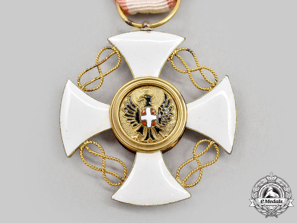 italy,_kingdom._an_order_of_the_crown_of_italy_in_gold,_v_class_knight_l22_mnc4617_183