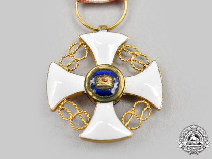 italy,_kingdom._an_order_of_the_crown_of_italy_in_gold,_v_class_knight_l22_mnc4619_185