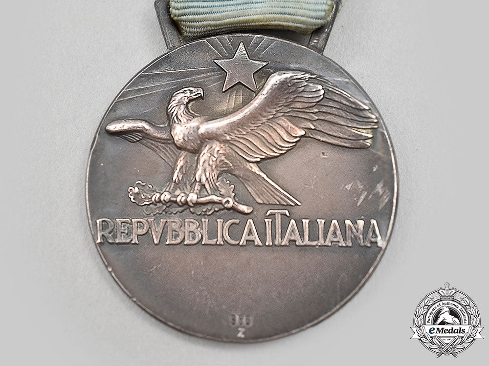 italy,_republic._a_medal_for_military_aeronautical_long_service,_silver_grade_for_fifteen_years'_service_l22_mnc4645_205