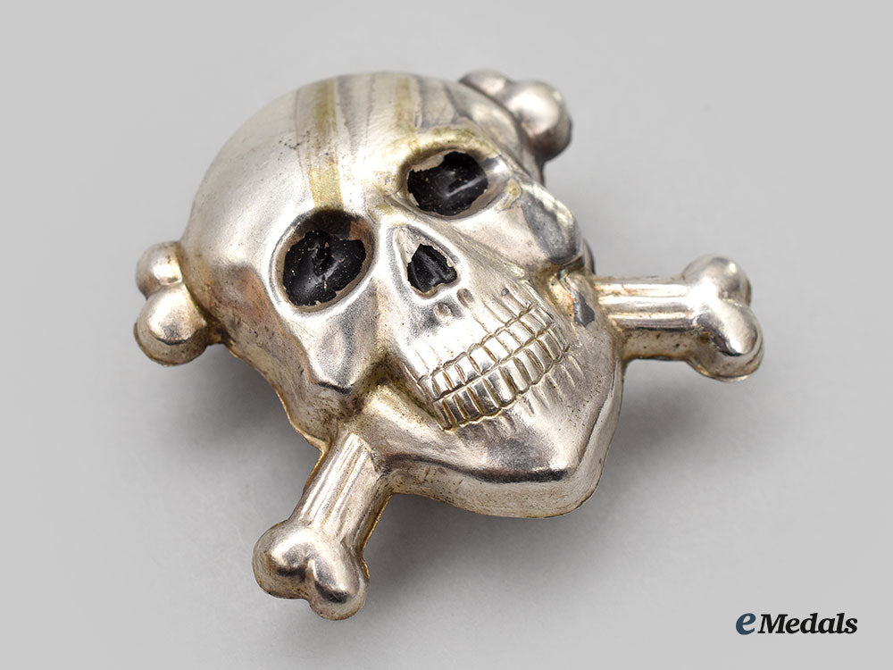 italy,_fascist_state._a_black_brigade_skull_beret_badge,_c.1943_l22_mnc4784_451