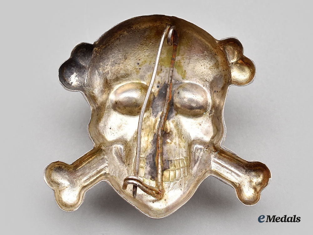 italy,_fascist_state._a_black_brigade_skull_beret_badge,_c.1943_l22_mnc4785_452