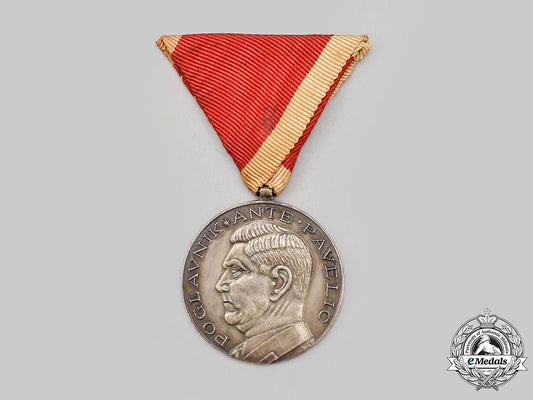 croatia,_independent_state._an_ante_pavelic_medal_for_bravery,_small_silver_grade_medal,_c.1941_l22_mnc5187_492_1