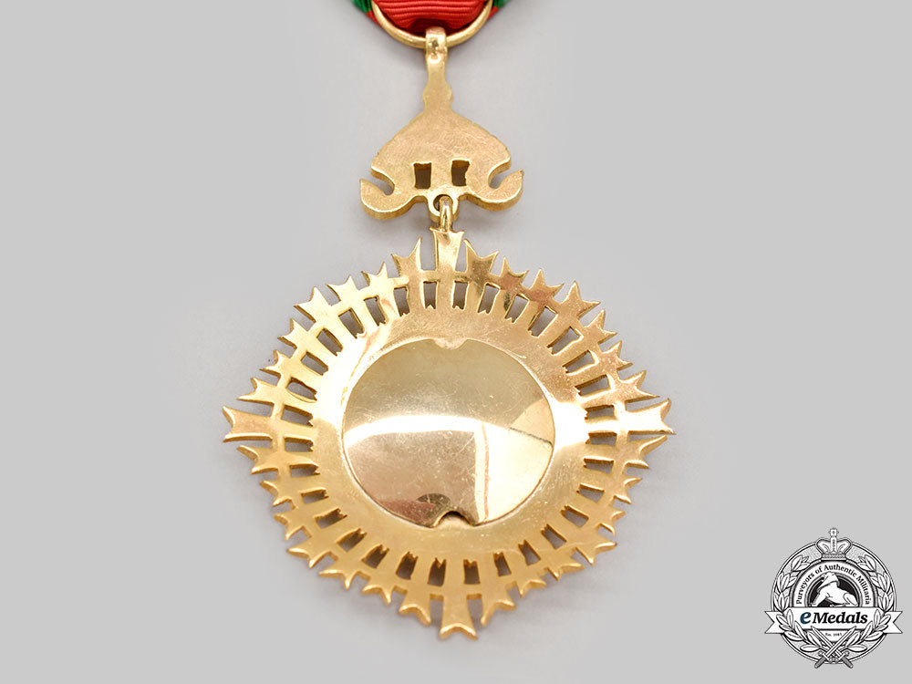 cambodia,_modern_kingdom._a_royal_order_of_h.m._the_queen_preah_kossomak_nearireath,_knight_with_clasp,_c.2001_l22_mnc5204_501_1_1