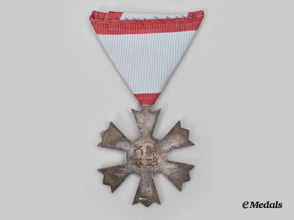 korea,_empire;_republic(_south_korea)._an_order_of_the_eight_trigrams,_viii_class_breast_badge_l22_mnc5388_693