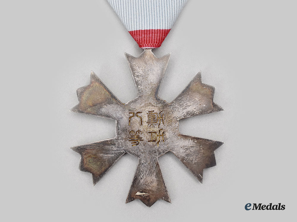 korea,_empire;_republic(_south_korea)._an_order_of_the_eight_trigrams,_viii_class_breast_badge_l22_mnc5389_694