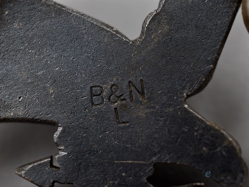 germany,_luftwaffe._a_radio_operator_and_air_gunner_badge,_by_berg&_nolte_l22_mnc5702_912