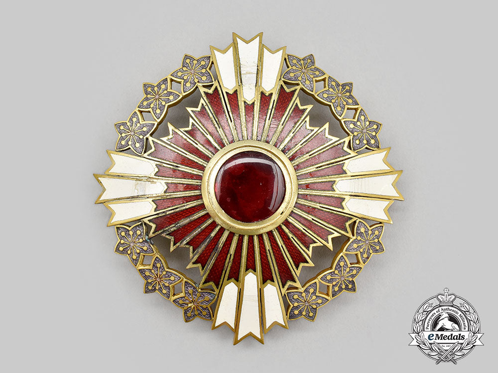 japan,_empire._a_european_order_of_the_rising_sun_with_pawlonia_flowers,_grand_cordon_set_with_diplomatic_case,_c.1930_l22_mnc5900_094