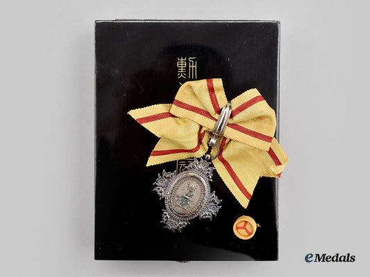 japan,_empire._an_order_of_the_precious_crown,_vii_class_with_case_l22_mnc5901_088_1