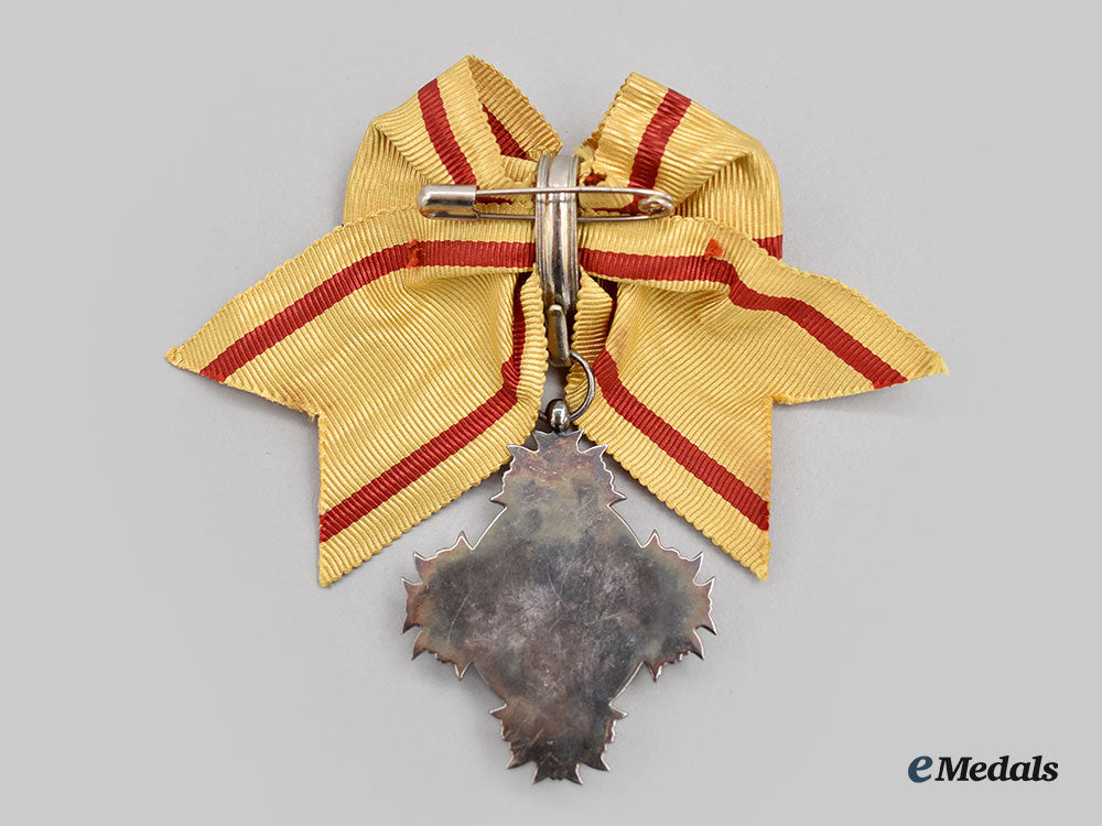 japan,_empire._an_order_of_the_precious_crown,_vii_class_with_case_l22_mnc5906_090_1