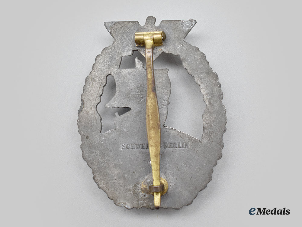germany,_kriegsmarine._an_auxiliary_cruiser_war_badge,_by_schwerin&_sohn_l22_mnc6910_165_1