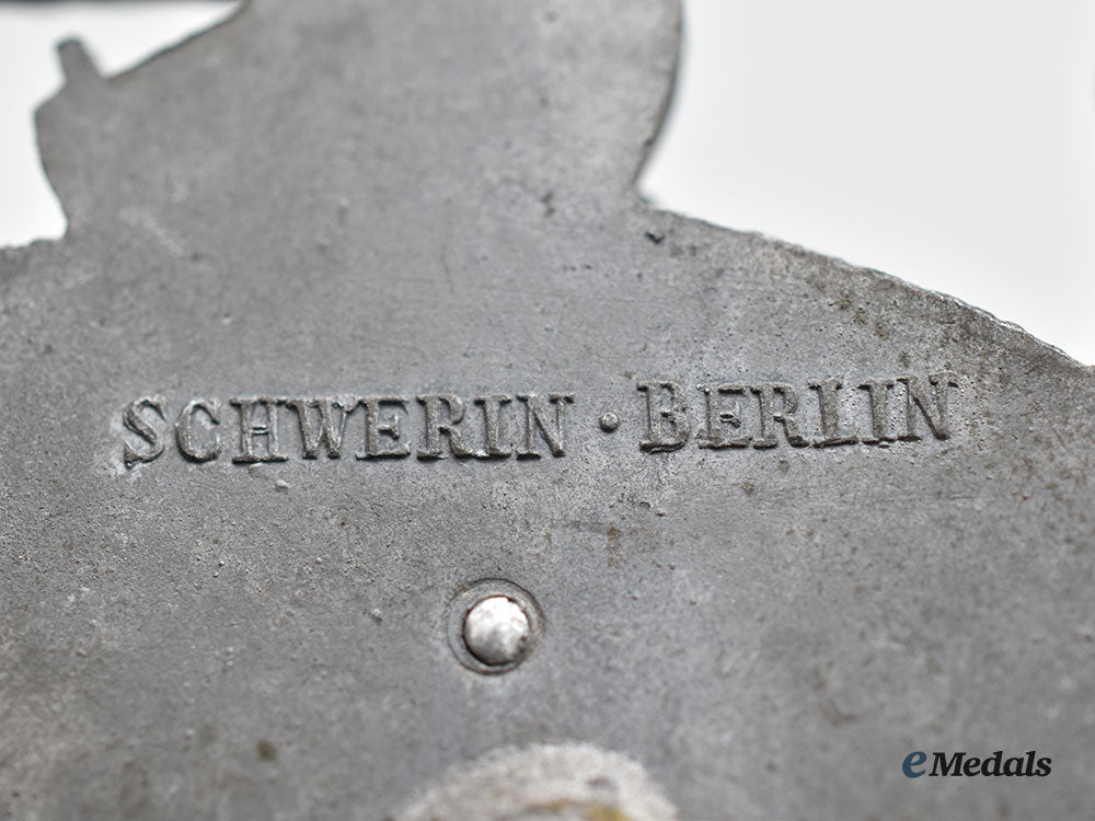 germany,_kriegsmarine._an_auxiliary_cruiser_war_badge,_by_schwerin&_sohn_l22_mnc6913_166_1