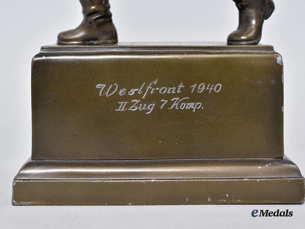 germany,_heer._a1940_western_front_bronze_statue,_by_h._von_beusekom_l22_mnc7177_646