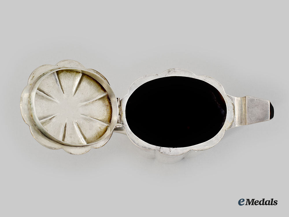 united_kingdom._a_silver_scalloped_edge_coffee_pot_l22_mnc8538_191_1