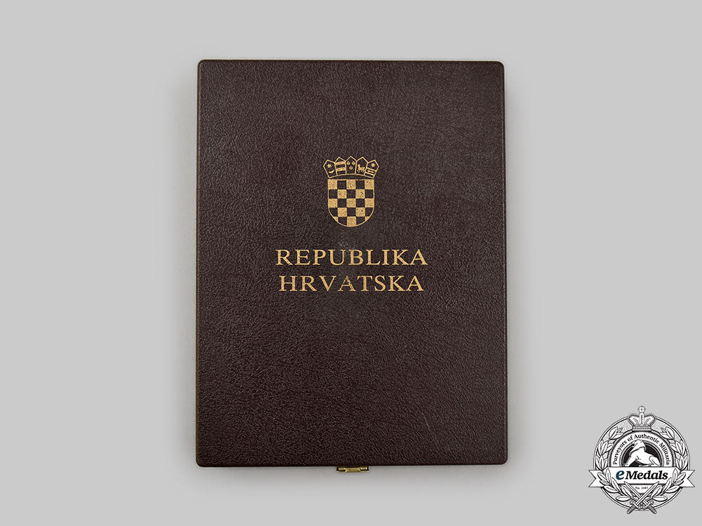 croatia,_republic._an_order_of_the_croatian_interlace,_fullsize_and_miniature,_cased_l22_mnc8654_823_1