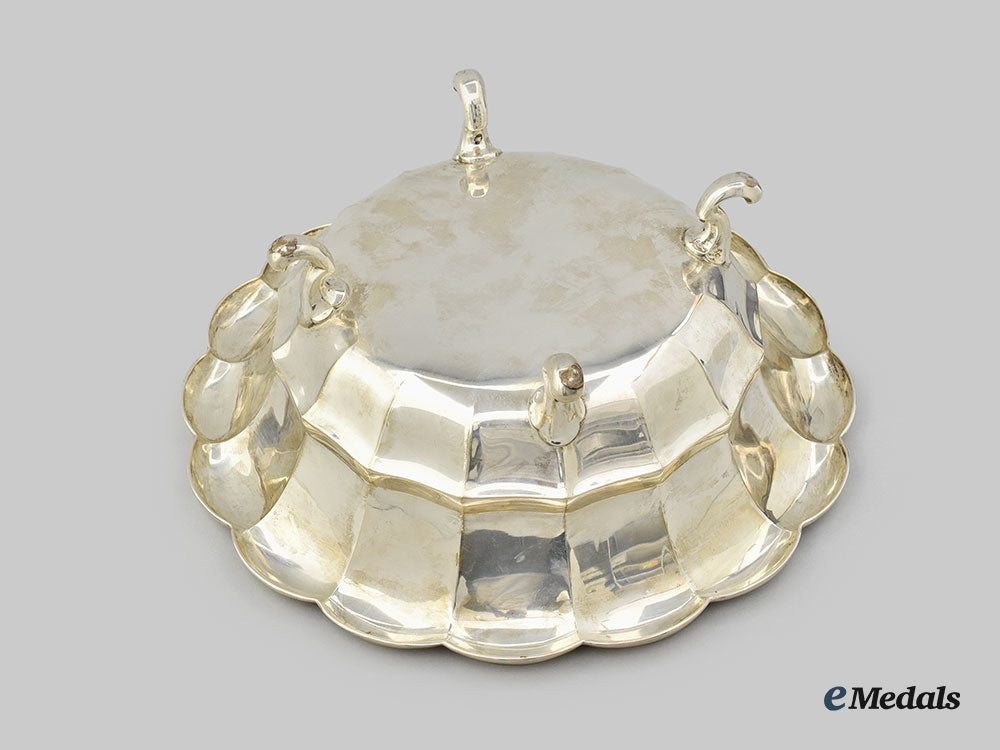 united_kingdom._a_silver_scalloped_edge_fruit_bowl_l22_mnc8781_376_1