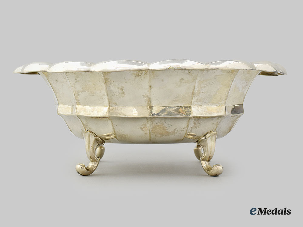 united_kingdom._a_silver_scalloped_edge_fruit_bowl_l22_mnc8782_377_1