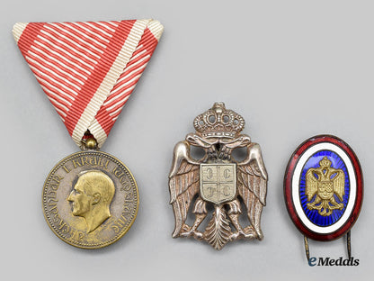 yugoslavia,_kingdom._a_royal_household_medal_of_king_alexander_i_karadordevic_and_two_badges_l22_mnc8835_929